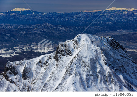 冬の八ヶ岳連峰・赤岳から見る阿弥陀岳と御嶽・乗鞍岳 119840053