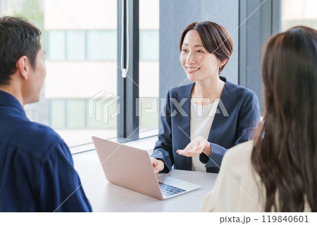 不動産の女性営業マンと客夫婦 不動産の女性営業マンと客夫婦 119840601