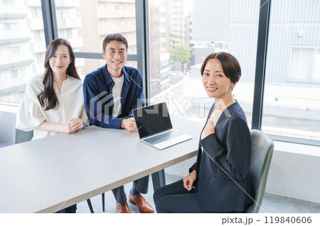 不動産の女性営業マンと客夫婦 不動産の女性営業マンと客夫婦 119840606
