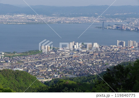 比叡山ドライブウェイ 夢見が丘展望台からの琵琶湖と大津市 草津市の眺め 比叡山ドライブウェイ 夢見が丘展望台からの琵琶湖と大津市 草津市の眺め 119840775