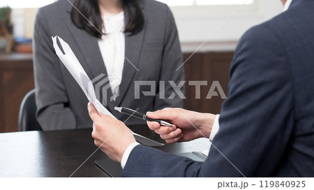 部下を責めるビジネスマン 部下を責めるビジネスマン 119840925