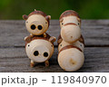 カラマツから削り出したブタさんとカバさんの親子　親子で重ねて木のテーブルに並べた　 119840970