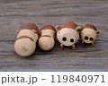 カラマツから削り出したブタさんとカバさんの親子　木のテーブルに並べたアップ 119840971