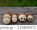 カラマツから削り出したブタさんとカバさんの親子　木のテーブルに並べて　背景に少しだけ草を入れて 119840972