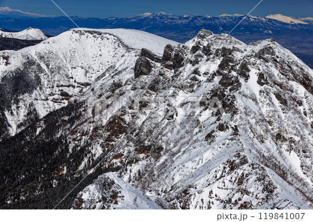 冬の八ヶ岳連峰・赤岳から見る横岳・硫黄岳と浅間山 119841007