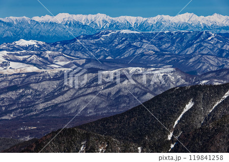 八ヶ岳連峰・硫黄岳稜線から見る厳冬の北アルプス・後立山連峰と剱・立山連峰 八ヶ岳連峰・硫黄岳稜線から見る厳冬の北アルプス・後立山連峰と剱・立山連峰 119841258