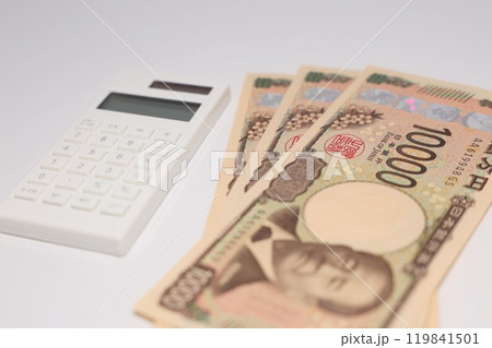 一万円札と電卓 119841501