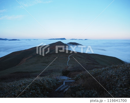 秋の平標山を囲む雲海 秋の平標山を囲む雲海 119841700