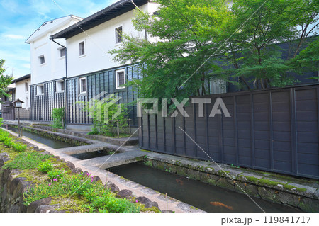 【瀬戸川と白壁土蔵街の風景】 岐阜県飛騨市古川町殿町 119841717