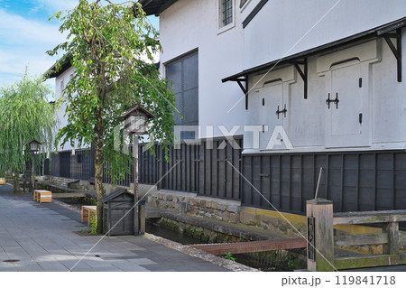 【瀬戸川と白壁土蔵街の風景】 岐阜県飛騨市古川町殿町 【瀬戸川と白壁土蔵街の風景】 岐阜県飛騨市古川町殿町 119841718
