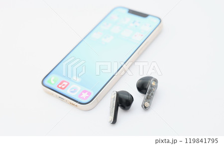 スマホとワイヤレスイヤホン 119841795
