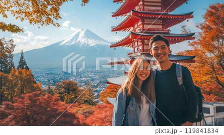 秋の新倉山の忠霊塔と観光客 秋の新倉山の忠霊塔と観光客 119841834