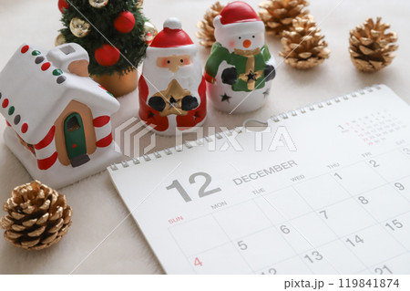 12月のカレンダー　クリスマスイメージ 119841874