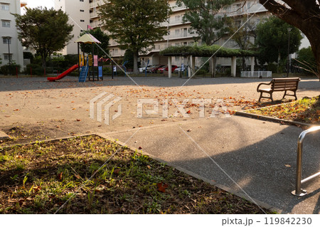 団地内の公園の遊具 119842230