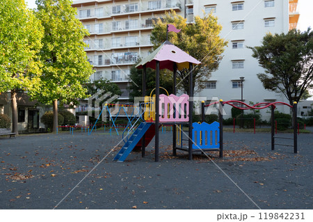 団地内の公園の遊具 団地内の公園の遊具 119842231