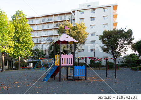 団地内の公園の遊具 119842233