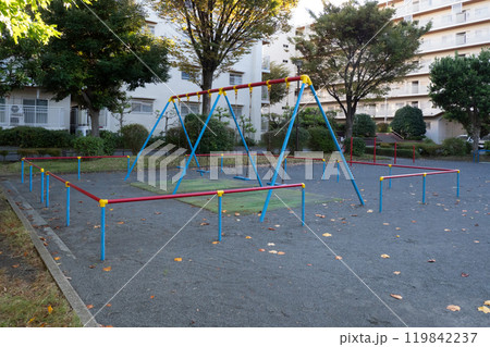 団地内の公園の遊具 119842237