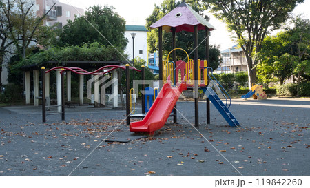 団地の中の公園の遊具 119842260