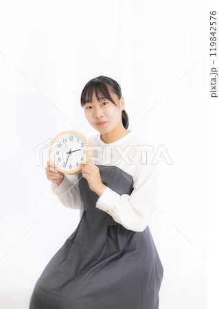 ワンピースを着た若い女性 ワンピースを着た若い女性 119842576