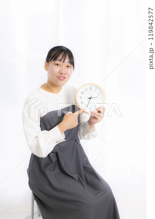 ワンピースを着た若い女性 ワンピースを着た若い女性 119842577