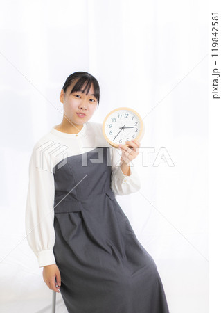 ワンピースを着た若い女性 ワンピースを着た若い女性 119842581