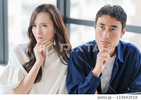 考える夫婦 119842638