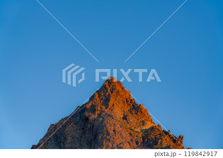 【山岳素材】槍沢カールから見るモルゲンロートに染まる槍ヶ岳【長野県】 119842917