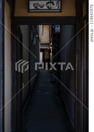 京都 祇園新橋の路地風景 119842978