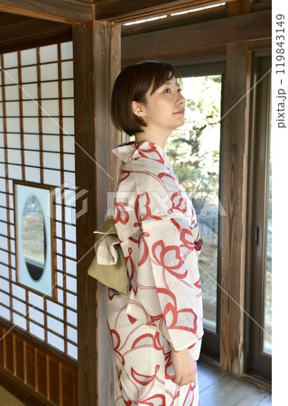 浴衣を着た若い女性 119843149