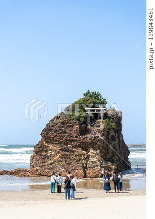 島根県出雲市　稲佐の浜 (弁天島)の景色 119843481