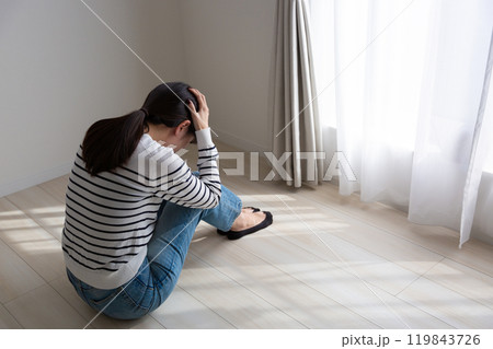 落ち込む女性 落ち込む女性 119843726
