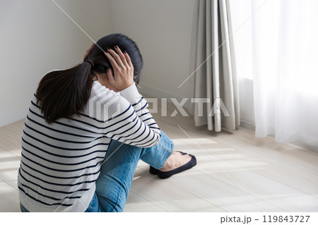 落ち込む女性 落ち込む女性 119843727