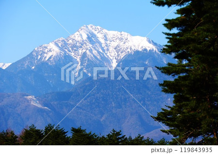 雪をかぶった山 雪をかぶった山 119843935