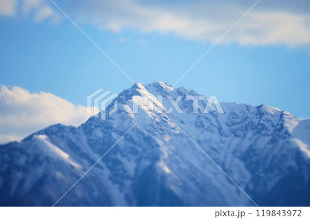 雪をかぶった山 雪をかぶった山 119843972