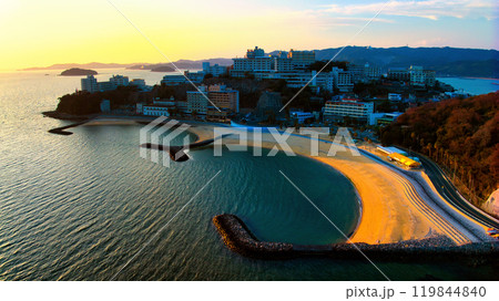 愛知県蒲郡市の有名な景観、夕日に照らされた西浦温泉街のパームビーチを海側の上空からドローンで撮影 119844840