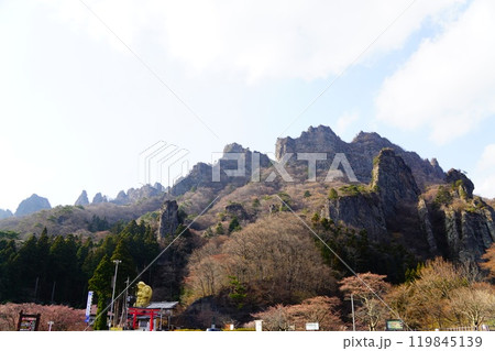 群馬県　妙義　中之嶽神社と山々 119845139