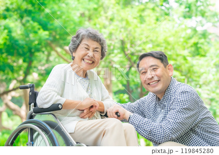 シニア女性　ミドル男性　親子　車椅子　 119845280