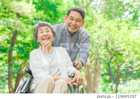 シニア女性 ミドル男性 親子 車椅子 シニア女性 ミドル男性 親子 車椅子 119845287