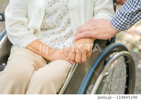 シニア女性　ミドル男性　親子　車椅子　手元 119845290