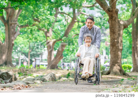 シニア女性　ミドル男性　親子　車椅子　 119845299