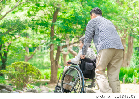 シニア女性 ミドル男性 親子 車椅子 後ろ姿 シニア女性 ミドル男性 親子 車椅子 後ろ姿 119845308