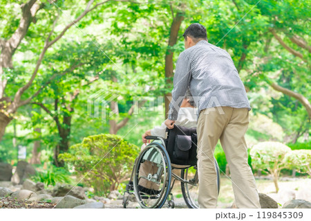 シニア女性　ミドル男性　親子　車椅子　後ろ姿 119845309