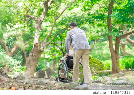 シニア女性 ミドル男性 親子 車椅子 後ろ姿 シニア女性 ミドル男性 親子 車椅子 後ろ姿 119845312