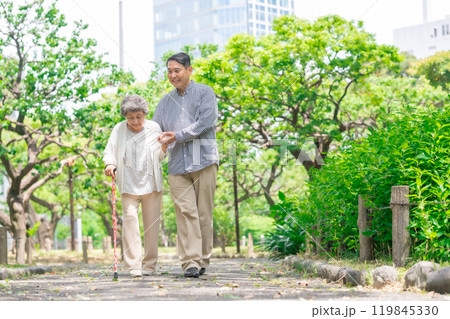 シニア女性　ミドル男性　親子　歩く 119845330