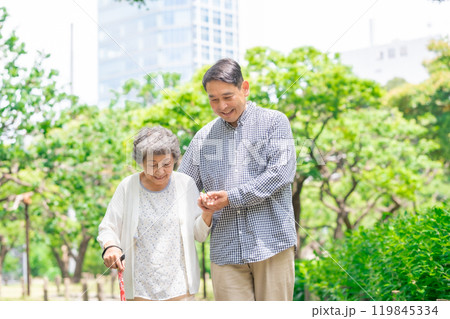 シニア女性 ミドル男性 親子 歩く シニア女性 ミドル男性 親子 歩く 119845334