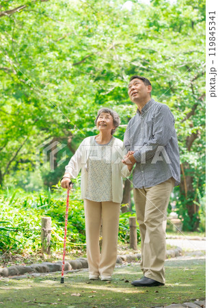 シニア女性　ミドル男性　親子　歩く 119845341