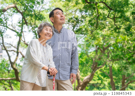 シニア女性 ミドル男性 親子 歩く シニア女性 ミドル男性 親子 歩く 119845343