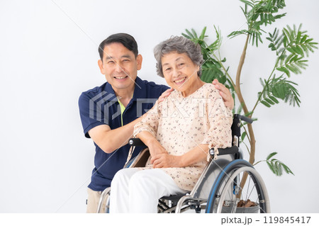 車いすのシニア女性と男性介護士 119845417