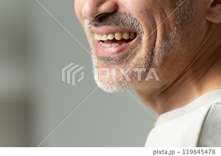 ビューティー　ミドルエイジ　ひげ 119845478