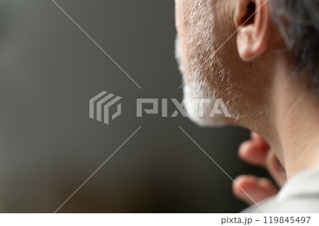 ビューティー　ミドルエイジ　ひげ 119845497